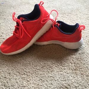 Nike Rosche 8.5 in Watermelon Red